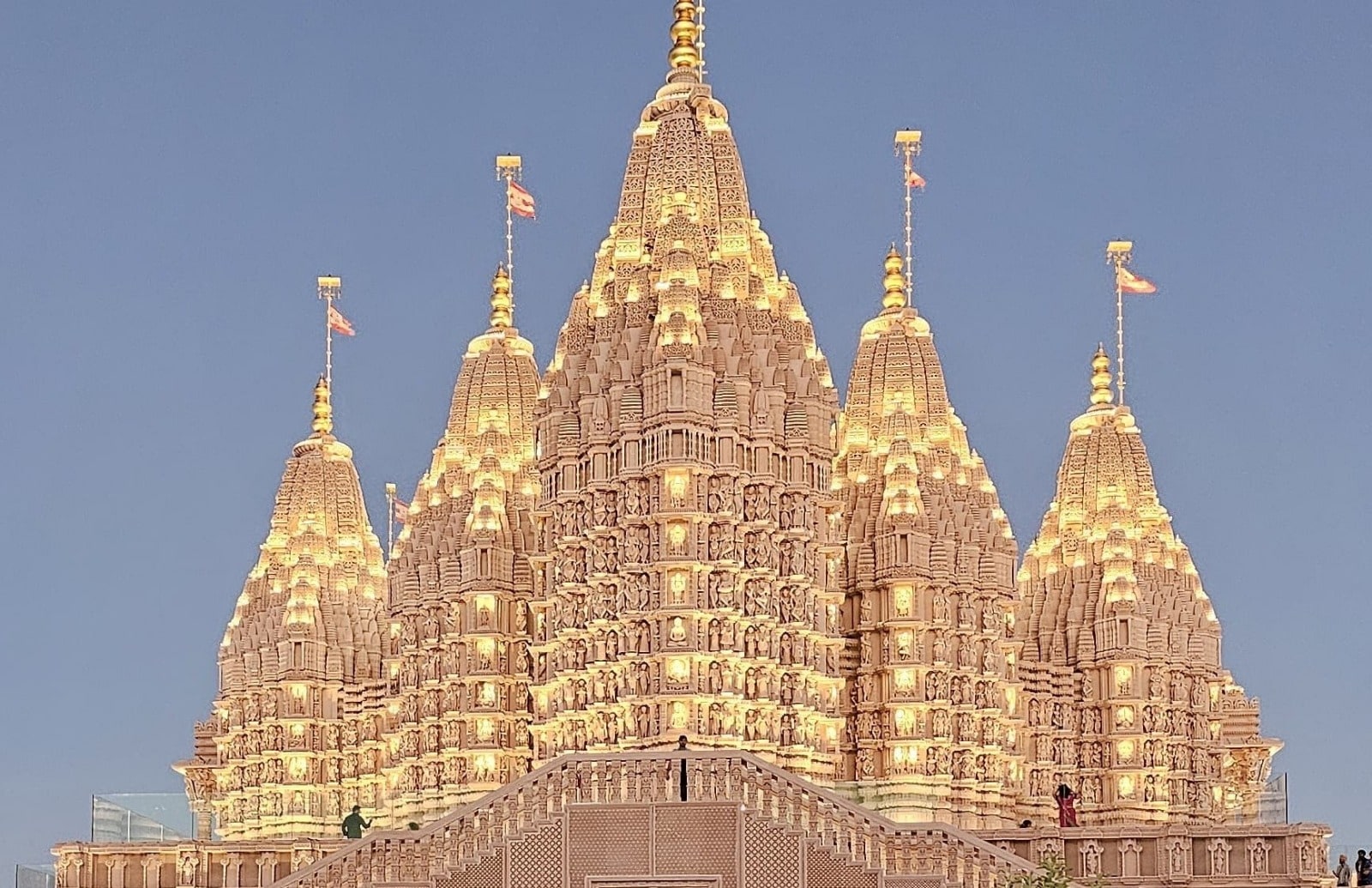 BAPS Hindu Mandir Abu Dhabi — एक कमल मरुस्थल में